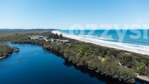 Lake Ainsworth and Seven Mile Beach beach in Lennox Head, including the Sports and recreation centre.
