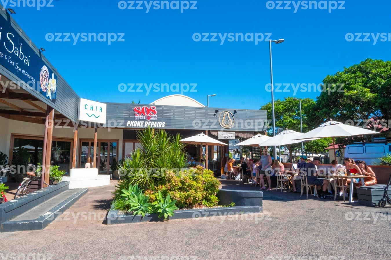 ozzysnapz_221382_low Downloadable stock photo of vibrant Jonson St Byron Bay, showcasing Thai Sabai, Chia, SOS Phone Repairs, and Avocado Hut.