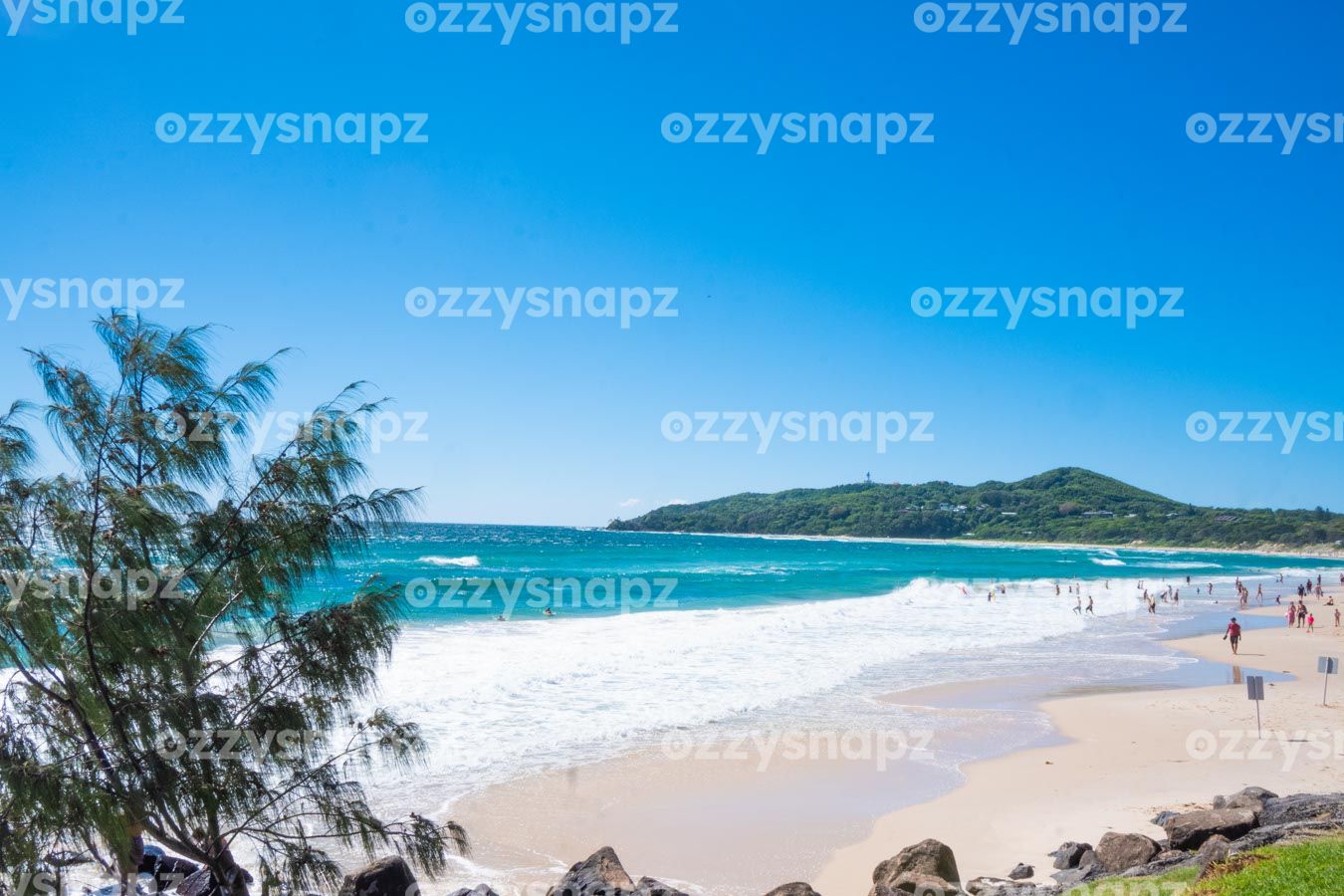 ozzysnapz_221411_low Stunning stock photo of the Main Beach in Byron Bay, with the iconic Cape Byron Lighthouse in the background.