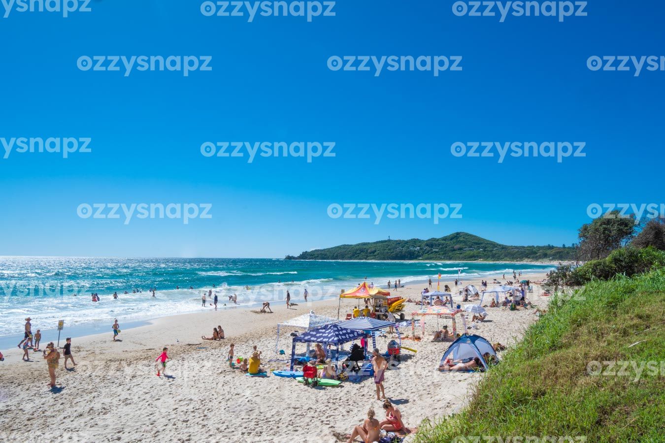 ozzysnapz_221414_low Vibrant and bustling atmosphere of Byron Bay's Main Beach. Perfect for travel or tourism projects.